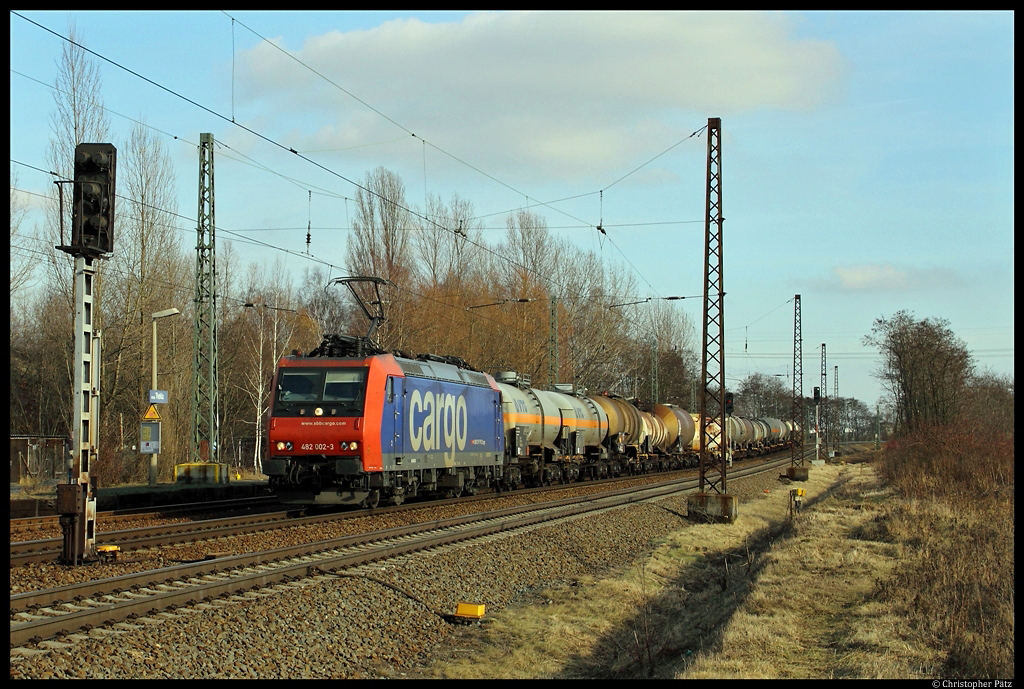 482 002-3 der SBB Cargo wartet mit dem BASF-Kesselzug nach Ludwigshafen in Leipzig-Thekla auf Ausfahrt. (22.02.2012)