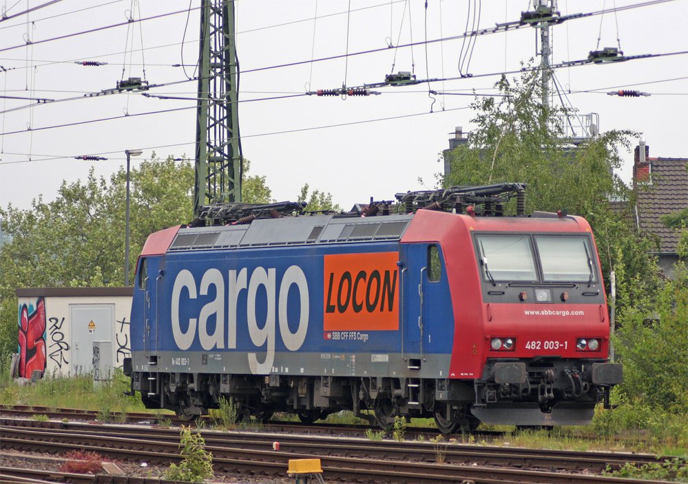 482 003-1 der SBB Cargo bzw. z.Zt. Locon abgestellt im Stumpfgleis am Aachener Hbf, 1.6.10