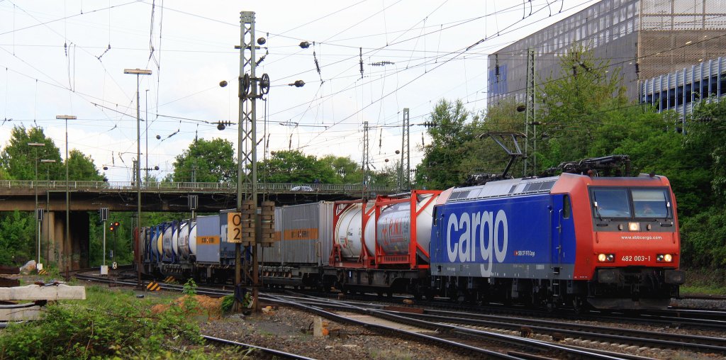 482 003-1 von SBB-Cargo kommt aus Richtung Kln,Aachen-Hbf mit einem langen Containerzug aus Gallarate(I) nach Antwerpen-Oorderen(B) und fhrt in Aachen-West ein in der Abendsonne am Abend des 15.5.2013.