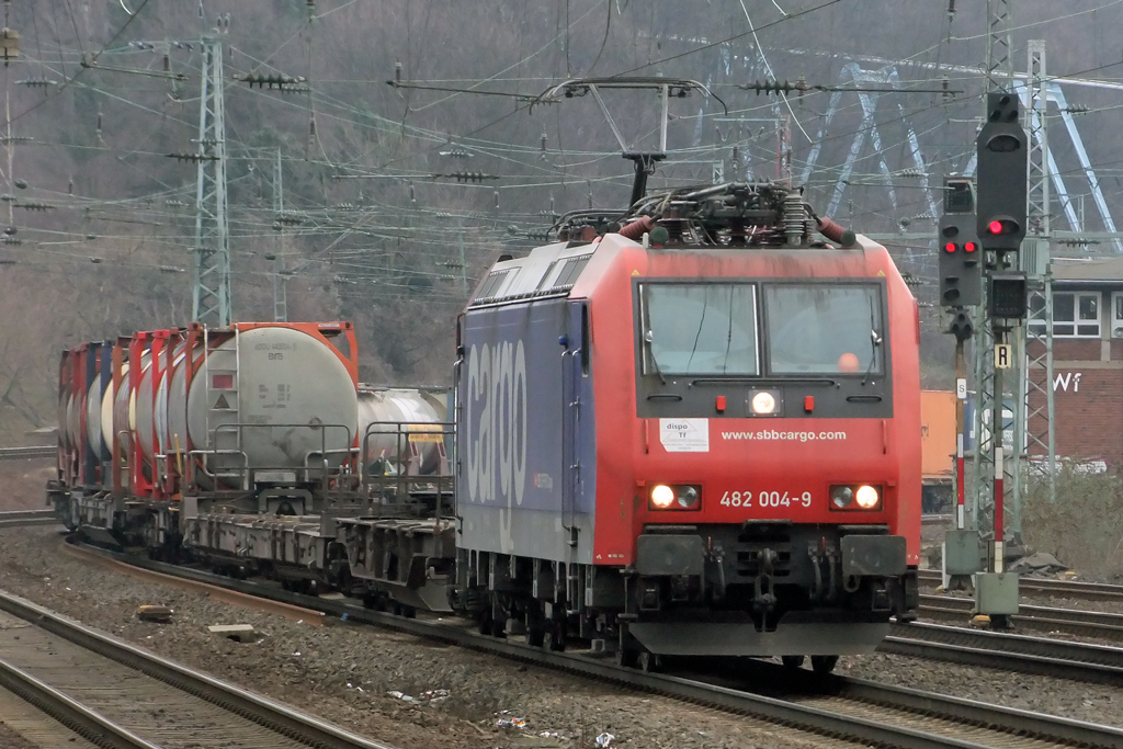 482 004-9 bei der Durchfahrt in Kln-West 26.2.2011