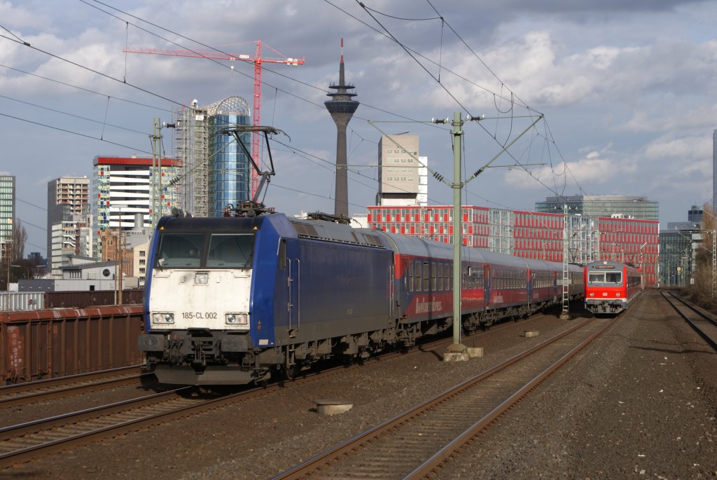 482 005-6 + 185-CL 002 mit dem RE 13 (Eurobahn Ersatzverkehr) in Rtg. Hamm (Westf) am 27.02.2010 um 16:09 Uhr in Dsseldorf-Hamm