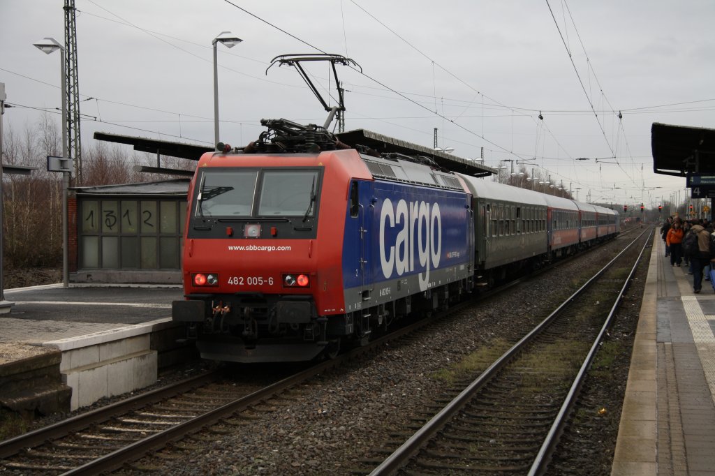 482 005-6 und 185-CL-001 beim baustellenbedingten Fahrtrichtungswechsel in Viersen. 27.02.10