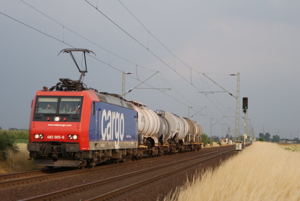 482 005-6 fuhr mit wenigen Kesselwagen am 30.06.2009 durch Neuss Allerheiligen