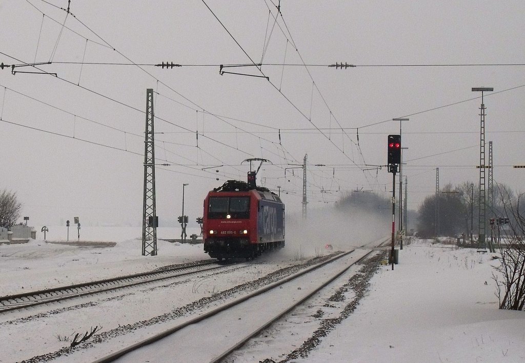 482 005 der SBB Cargo fuhr am 13.02.2010 Solo als LZ durch das kleine Winterliche Dorf Mangolding. 