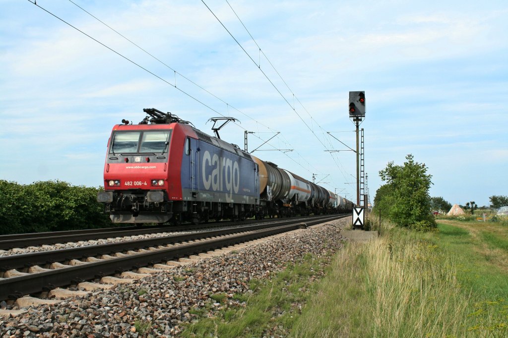 482 006-4 mit einem KLV-Zug am 14.08.12 bei Hgelheim. Der Zug ist in Richtung Schweiz unterwegs.