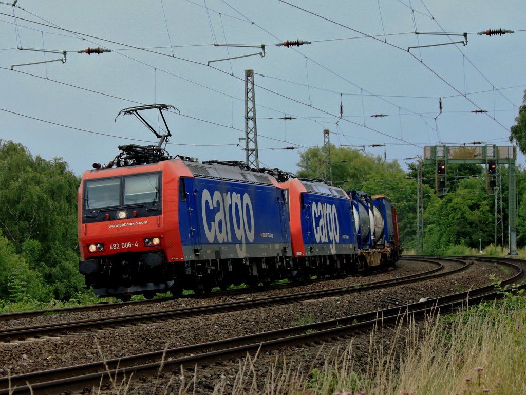 482 006-4 zieht die kalte 482 016-3 und einen Containerzug auf der KBS 480 aus Richtung Kln kommend durch den letzten Gleisbogen vor Aachen Hbf nach Aachen West.
