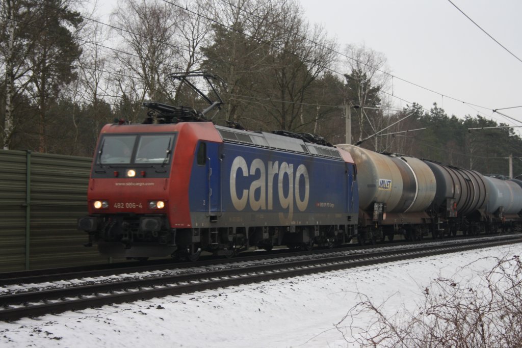 482 006 fuhr am 18.02.2010 mit Kesseln durch Gifhorn in Richtung Hannover