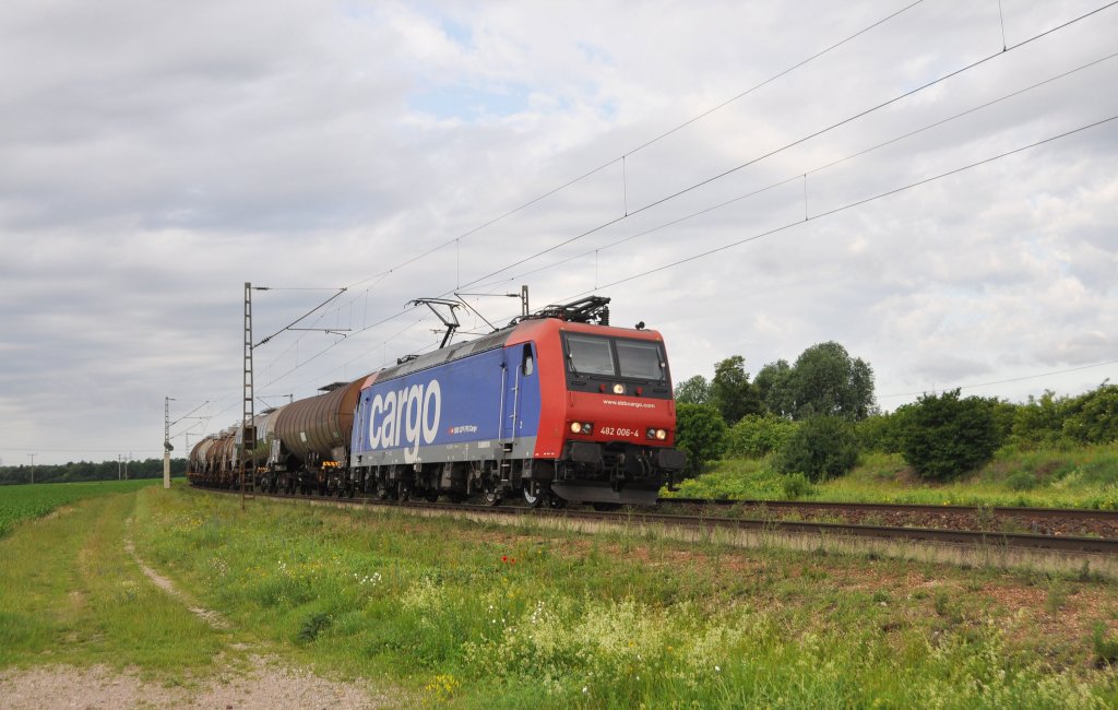 482 006 der SBB mit Kesseln auf der Rheintalbahn bei Waghusel am 9.6.2012