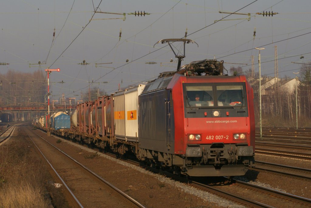 482 007-2 mit einem Containerzug in Dsseldorf-Rath am 29.01.2011