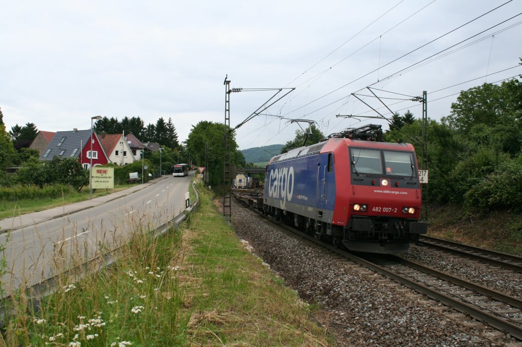 482 007-2 mit einem KLV-Zug am 25.06.13 kurz nach der Durchfahrt im Haltepunkt Schallstadt. Der Zug ist Richtung Sden unterwegs.