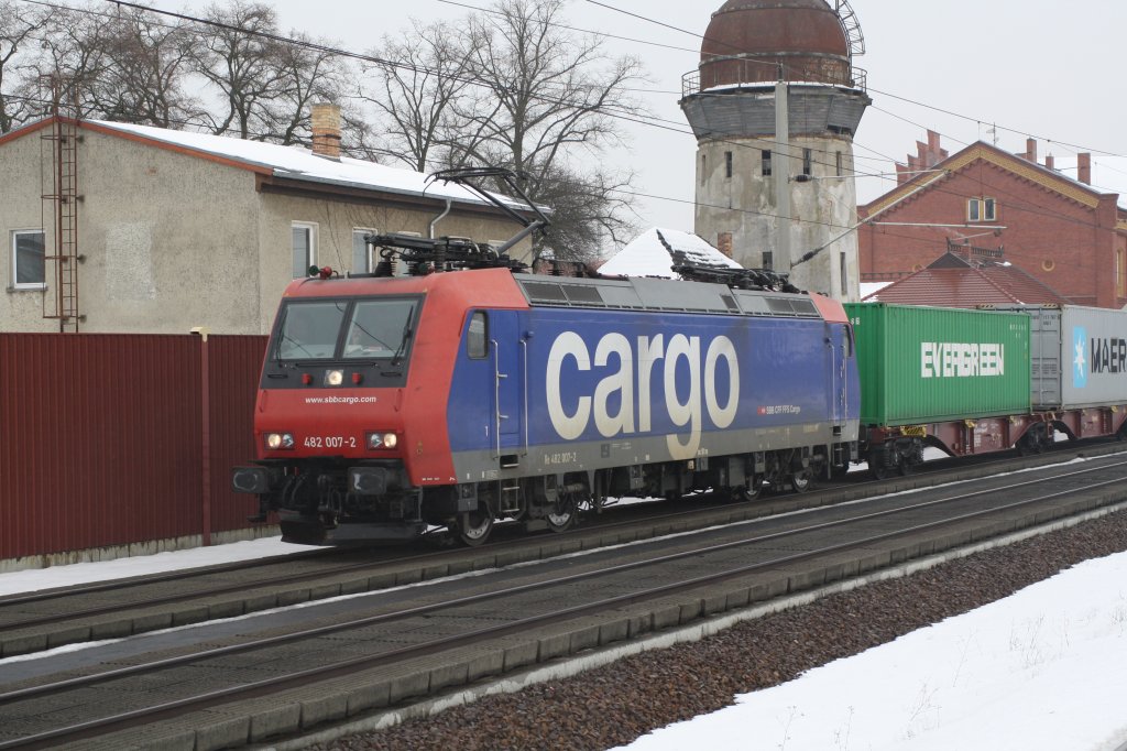 482 007-2 der SBB Cargo mit Containerzug bei Rathenow am 18.2.2010