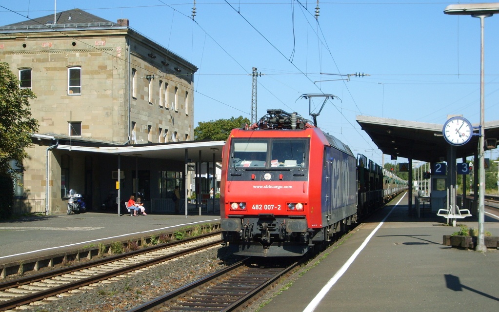 482 007 von sbb-cargo fhrt am 1.8.07 mit einem Gterzug Richtung Wrzburg durch Gleis 2 des Bahnhofs Neustadt an der Aisch.