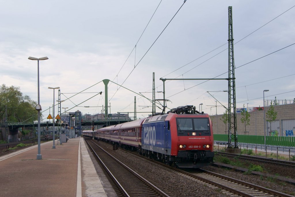 482 008-0 mit einem Fuballsonderzug von Dsseldorf nach Berlin bei der Durchfahrt durch den Bahnhof Dsseldorf-Zoo am 10.05.2012