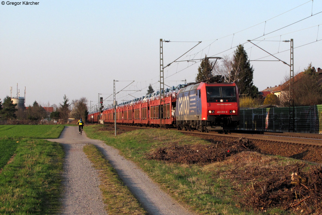 482 010-6 mit einem Autotransportzug Richtung Sden. Aufgenommen am 21.03.2012 bei Blankenloch.