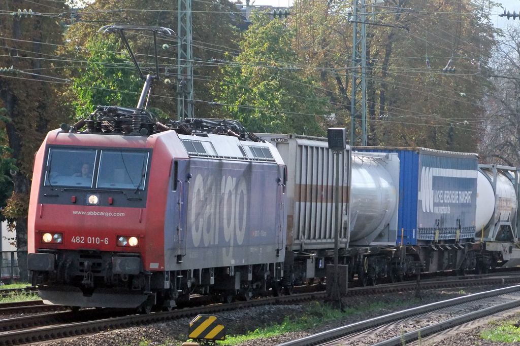 482 010-6 SBB Cargo bei der Durchfahrt in Koblenz 11.9.2010