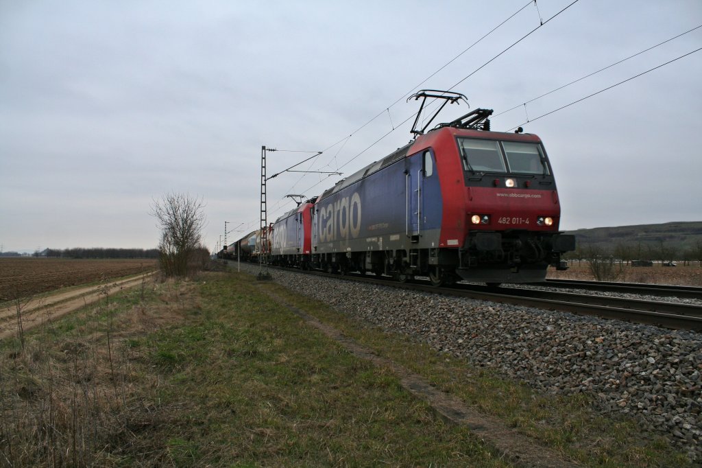 482 011-4 und 482 026-2 mit einem Mischgüterzug am 02.03.13 bei Hügelheim.