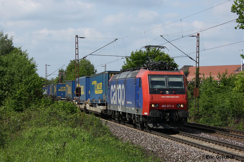 482 011 mit Aufligern am 23.5.10 in Limmer.