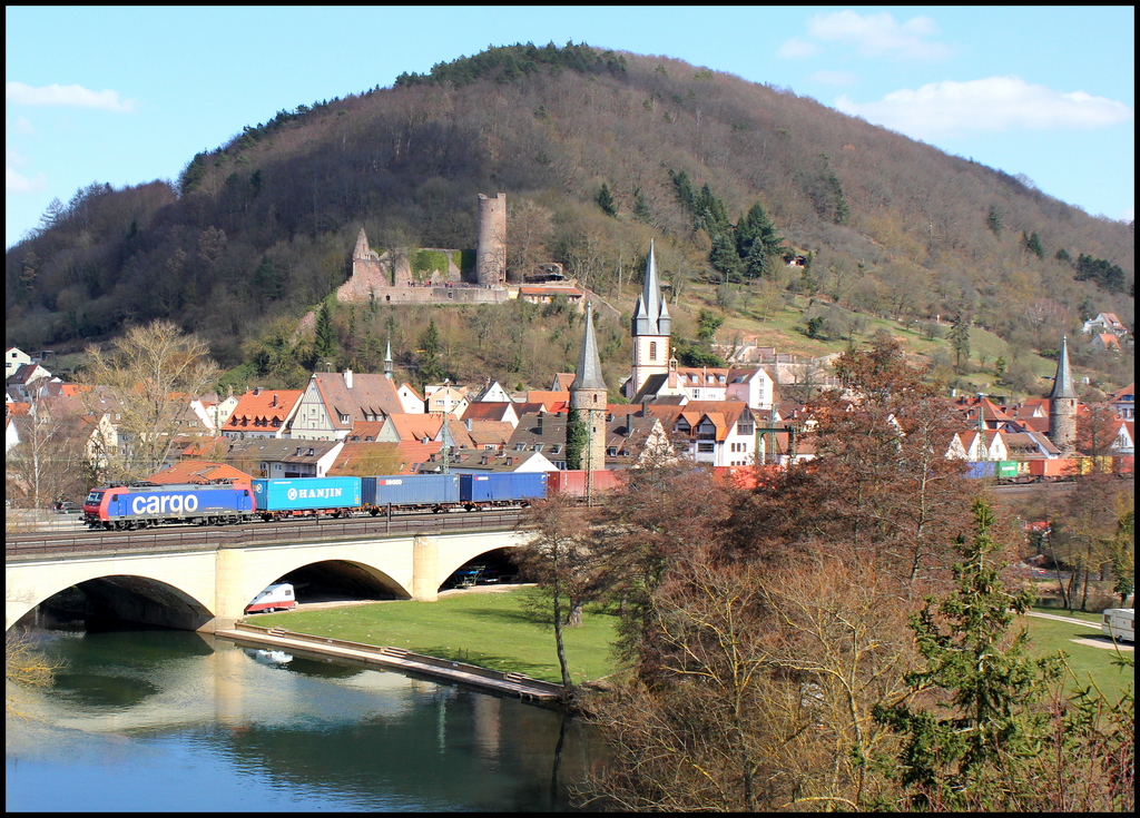 482 011 mit Containerzug am 07.04.13 in Gemnden  