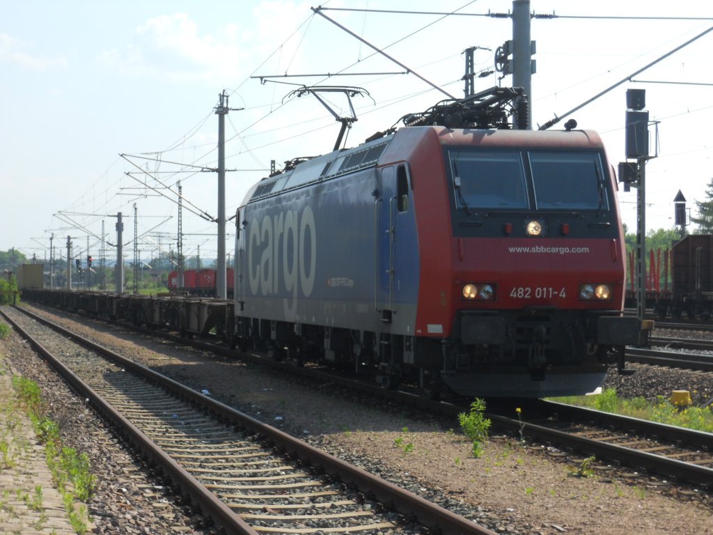 482 011 SBB Cargo steht mit Containerzug in Werdau. 23.05.2012