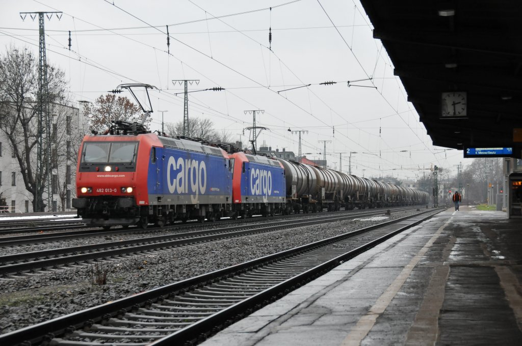 482 013-0 mit Schwesterlok der SBB-Cargo ziehen in Doppeltraktion einen langen Kesselwagenzug durch Kln-West. Aufgenommen am 07/01/2011.