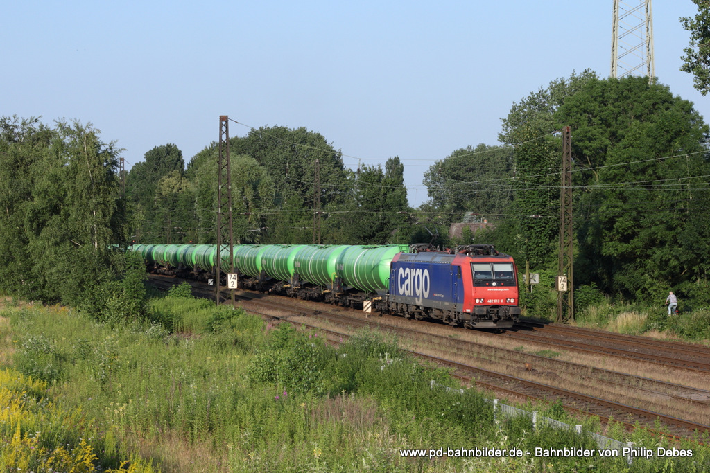 482 013-0 (SBB Cargo) fhrt am 6. Juli 2013 um 19:52 Uhr mit einem Gterzug durch Oberhausen