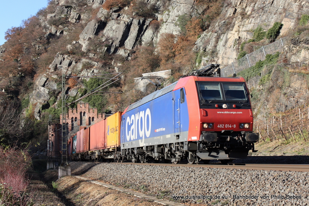 482 014-8 (SBB Cargo) fhrt am 10. Dezember 2011 um 12:10 Uhr mit einem Gterzug durch den Loreleytunnel in St. Goarshausen