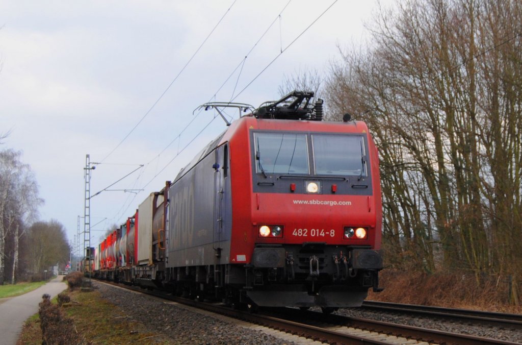 482 014-8 der SSB Cargo auf der KSB 485 bei Zweibrggen / bach-Palenberg. Auf dem weg nach Aachen am 6.3.12