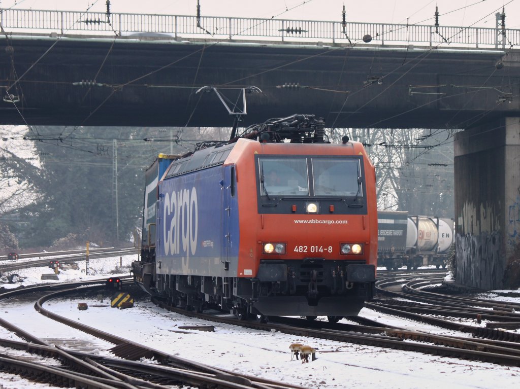 482 014-8 zieht am 23.01.2013 einen KLV aus Richtung Kln kommend durch das Gleisvorfeld von Aachen West.