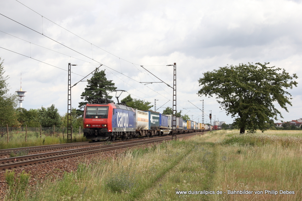 482 015-5 (SBB Cargo) fhrt am 11. Juli 2012 um 11:03 Uhr mit einem Gterzug durch Wiesental