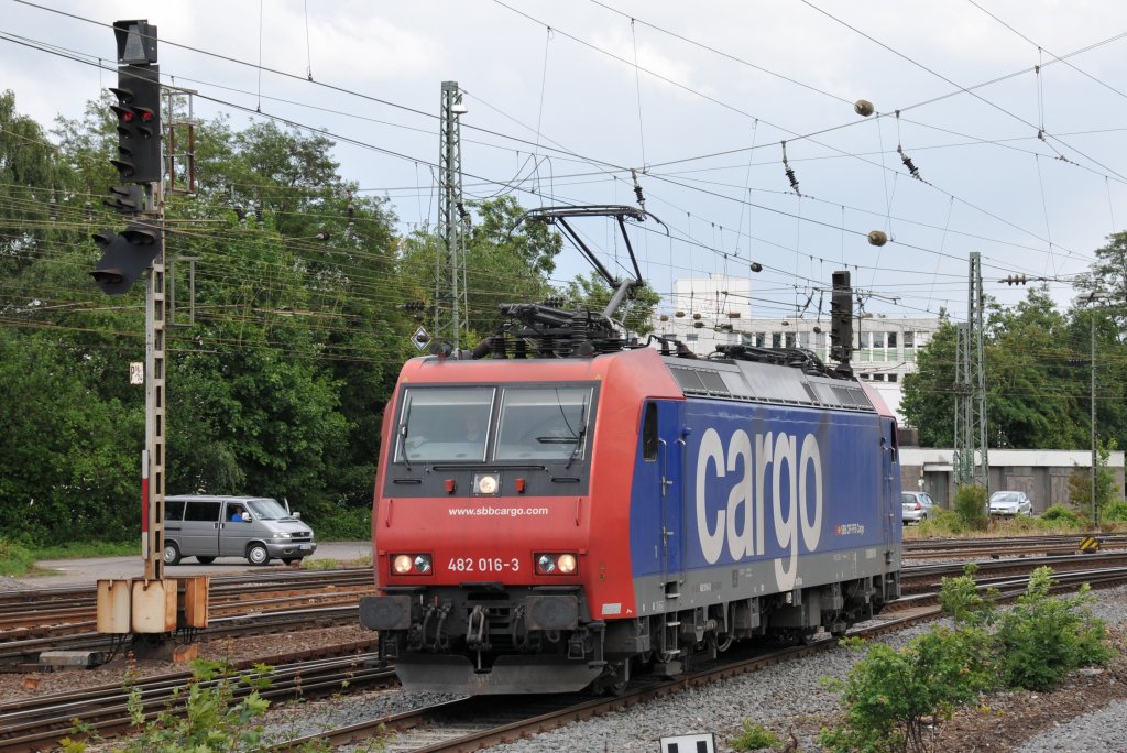 482 016-3 der SBB-Cargo rangiert am 11/06/2011 in Aachen-West, wo sie einen gemischten Gterzug bernimmt. Aufgenommen vom Bahnsteig aus.