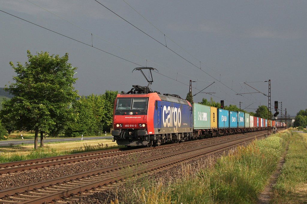 482 016 mit einem Containerzug am 30.06.2012 bei Thngersheim.