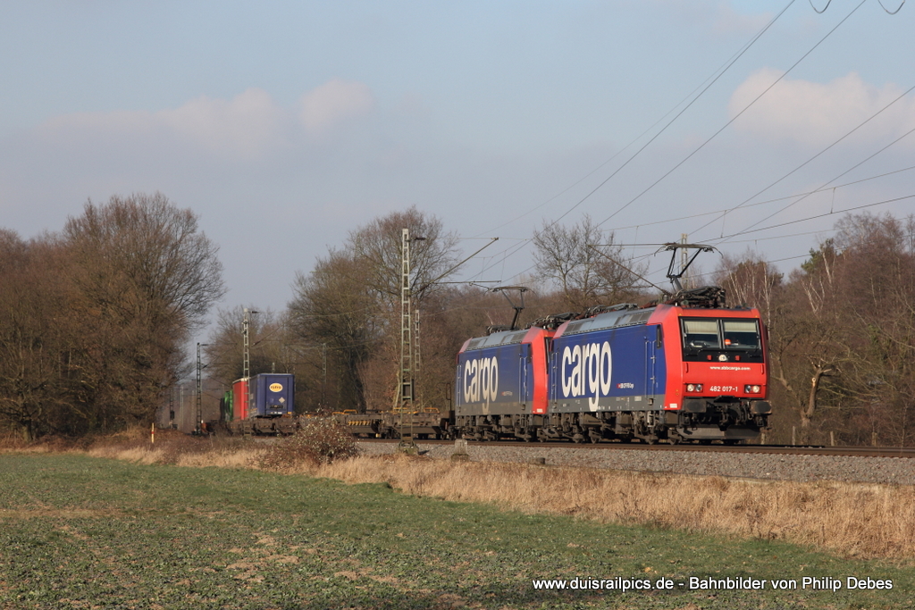482 017-1 und 482 019-7 (SBB Cargo) fahren am 4. Februar 2012 um 14:41 Uhr mit einem Gterzug durch Ratingen