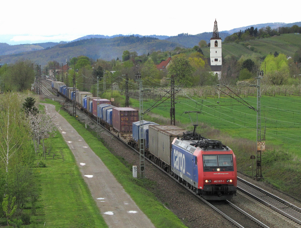 482 017-1 wurde hier in Denzlingen von der Brcke aufgenommen mit seinem Gterzug. Aufnahmetag ist der 21.04.2012.