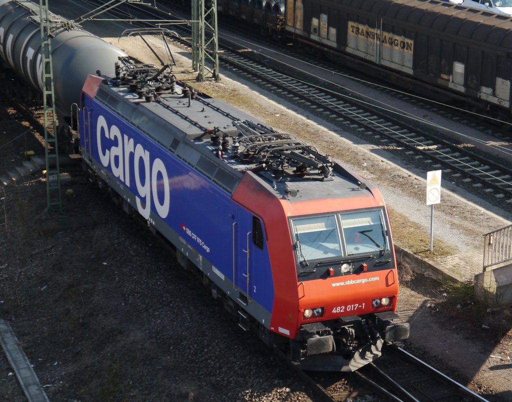 482 017 fhrt mit Kesselwagenzug durch Mannheim Rbf. (20.03.12)