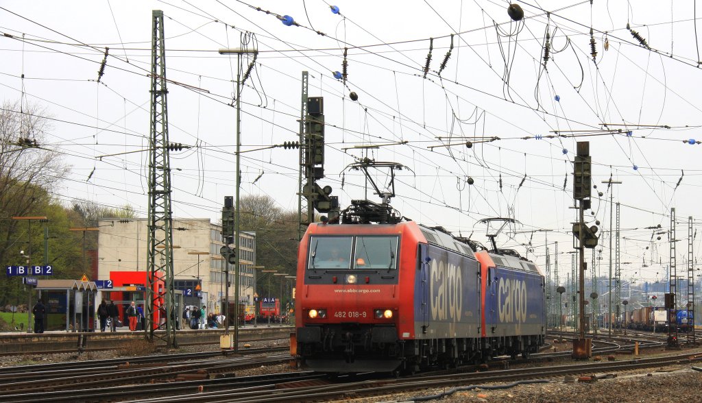 482 018-9 und 482 006-4 beide von der SBB-Cargo rangiern in Aachen-West bei Wolken am 21.4.2013.