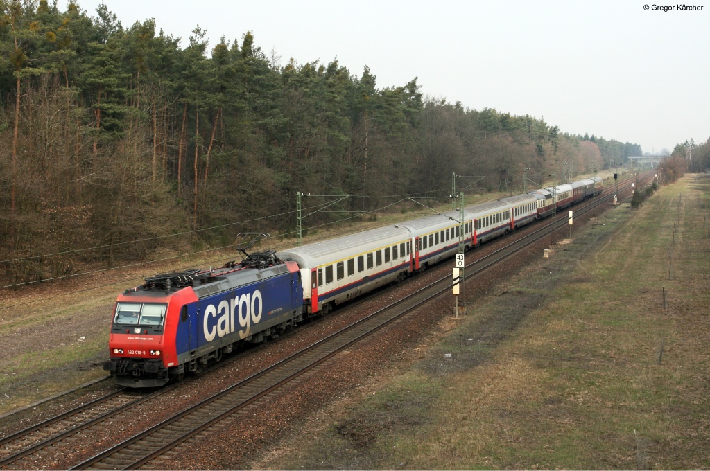482 018-9 mit dem AKE-Eisenbahntouristikzug Dortmund-Domodossola bei Graben-Neudorf. Aufgenommen am 28.03.2013.