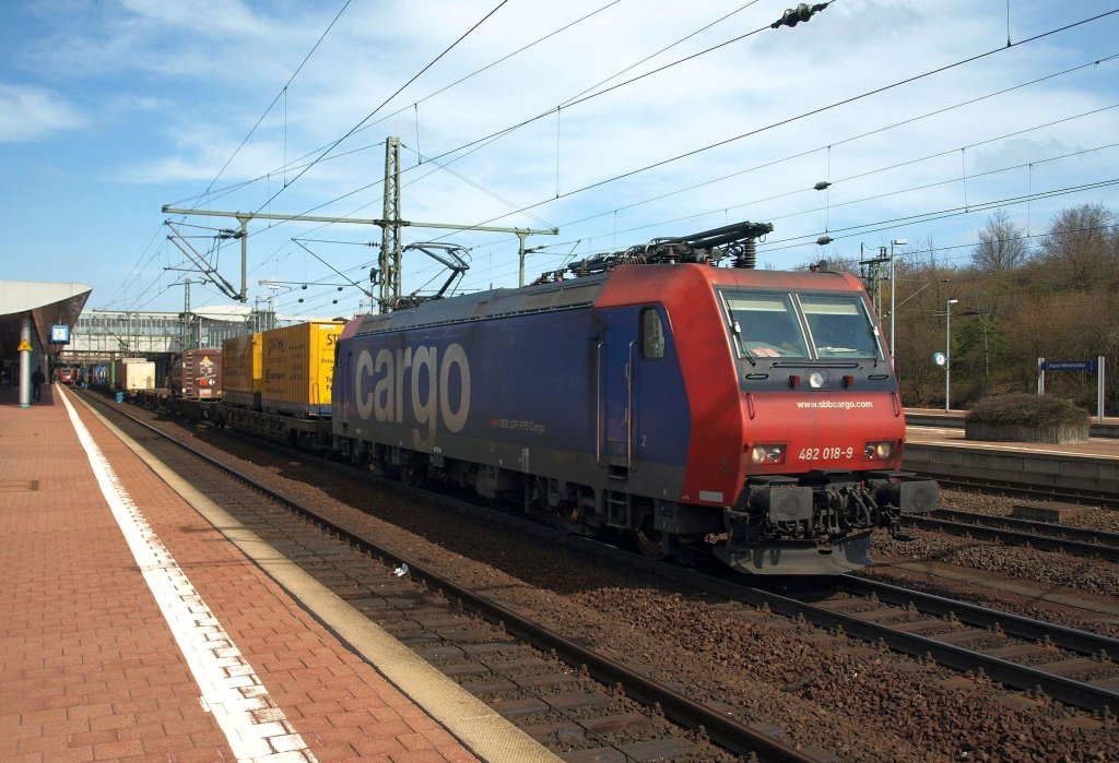 482 018-9 schleppt seinen Gterzug eher behbig durch Kassel-Wilhelmshhe (20.4.2013).