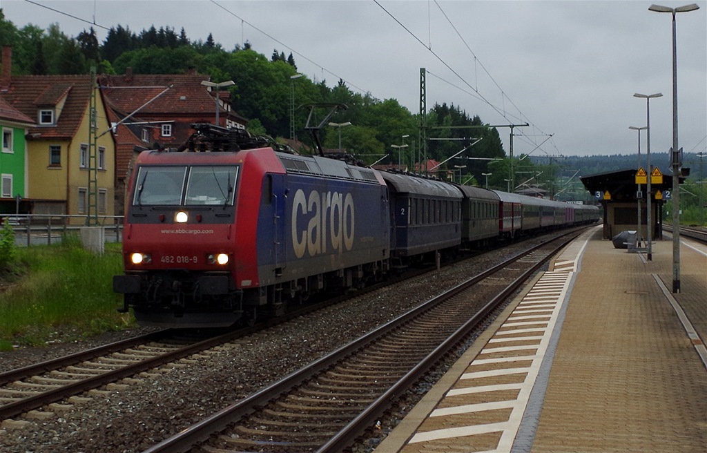482 018 SBB Cargo mit Fuballsonderzug am 02.06.2013 um 5:55 Uhr in Kronach. 