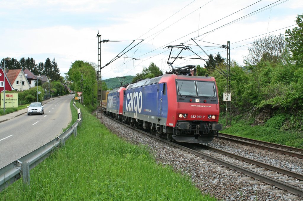 482 019-7 und 482 010-6 mit einem KLV-Zug am Nachmittag des 09.05.13 in der Sdkurve nach dem Bahnhof Schallstadt.