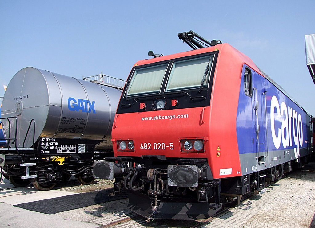 482 020-5 von SBB-CARGO am Messegelnde in Mnchen, anlsslich der Transport-Logistic2011;110513