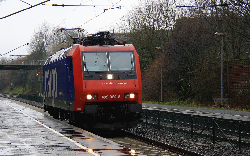 482 020-5 von der SBB Cargo kommt durch Eilendorf als Lokzug aus Aachen-West und fhrt in Richtung Kln bei Regenwetter am 3.1.2013.
