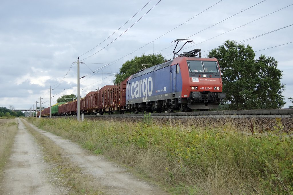 482 020-5 der SBB Cargo mit einem Holzzug zwischen Growudicke und Rathenow in Richtung Stendal. 17.08.2010  Netten Gru zurck an den Lokfhrer.