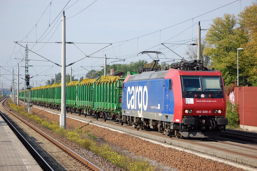 482 020-5 der SBB Cargo mit einem leeren Holzzug in Rathenow in Richtung Wustermark. 24.09.2010