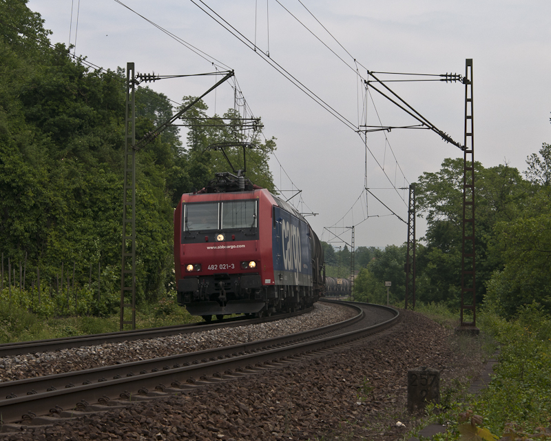 482 021-3 mit langem ler am 2. Juni 2010 bei Istein.