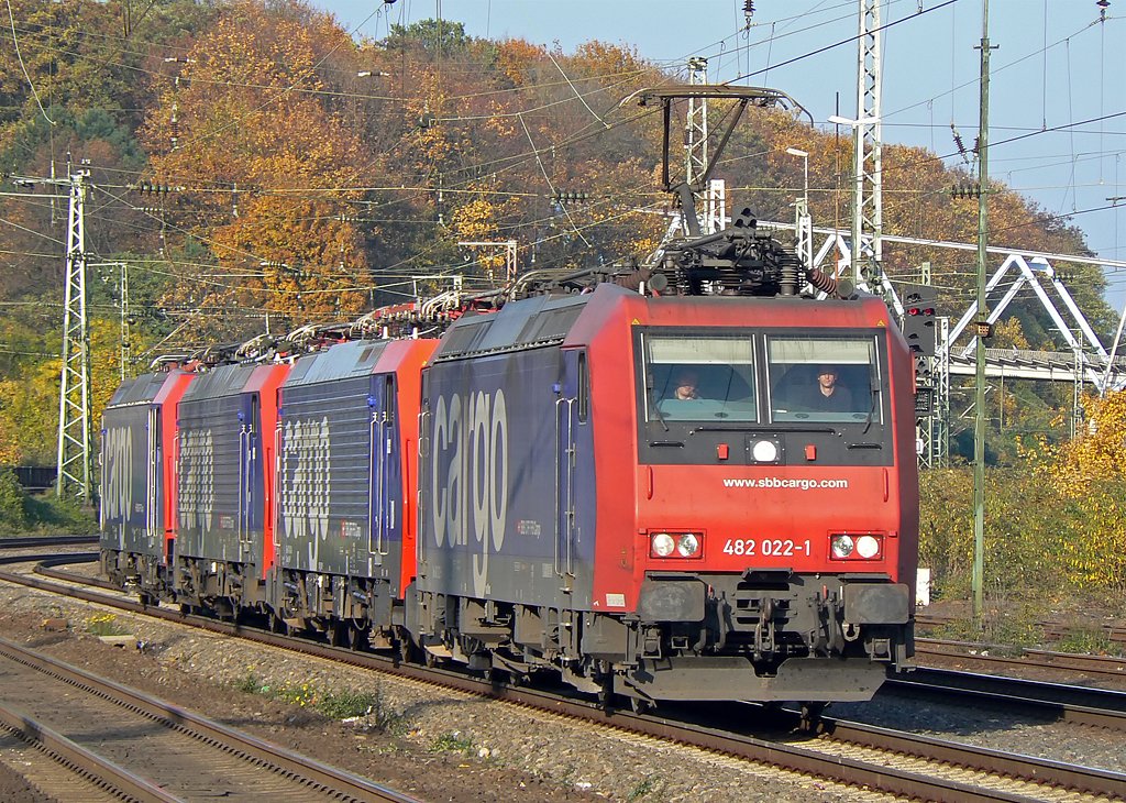 482 022-1 berfhrt zwei 189er und eine weiter 482, aufgenommen in Kln West am 30.10.09