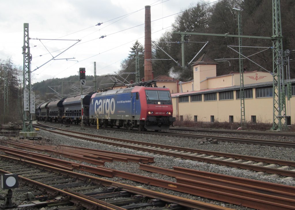 482 023-9 ist zieht am 31. Januar 2013 einen Getreidezug durch Kronach.