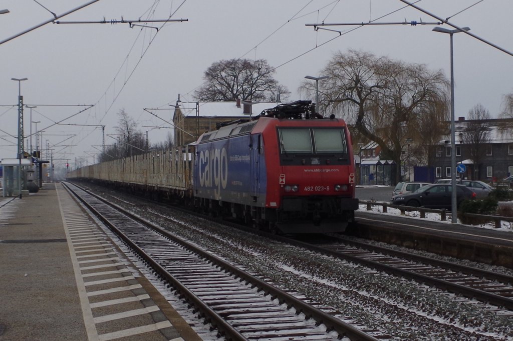 482 023 luft am 27.01.2013 als Wagenlok an einem Holzzug gezogen von SBB Cargo 482 041 mit. Bahnhof Staffelstein. 