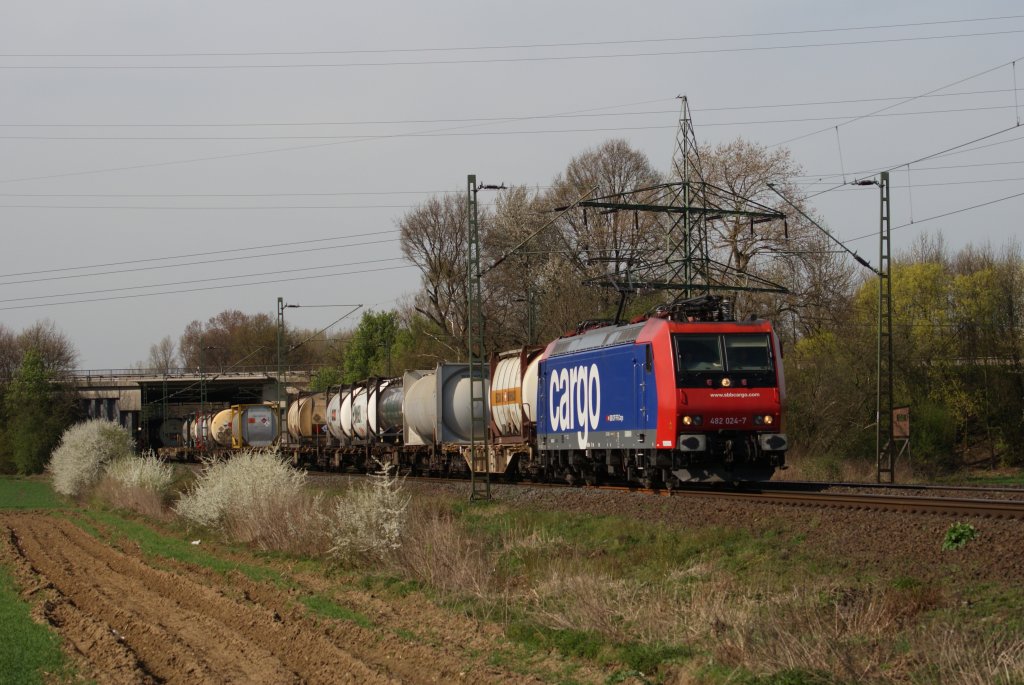 482 024-7 der SBB Cargo mit einem Containerzug in Neuss-Weienberg am 03.04.2011