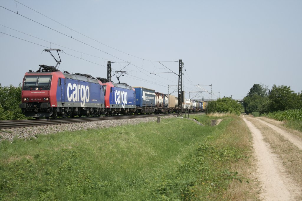 482 025-4 und 482 022-1 mit einem KLV-Zug am Mittag des 19.07.13 bei Mllheim-Hgelheim.