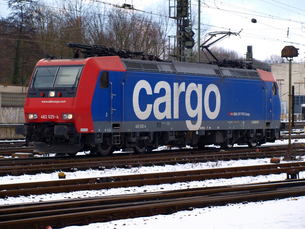 482 025-4 am 30.01.2010 in Aachen West. Die Lok kam kurz vorher mit einem Containerzug hier an und ist nun auf dem Weg zum Abstellgleis.